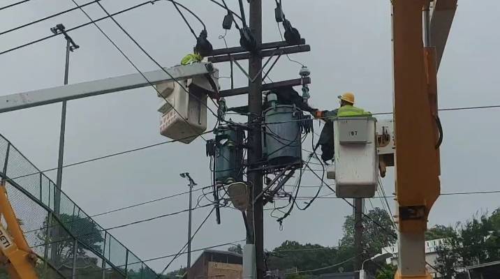 凱米颱風侵襲台灣，全國停電戶數高達48.8萬戶，台電表示復電率85.8%，並在風雨中持續進行維修。   圖：台電高雄區處／提供