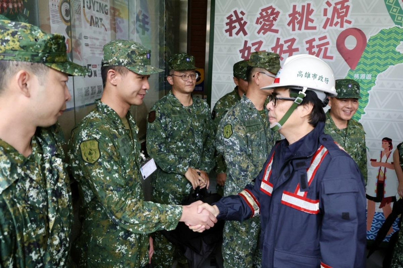 陳其邁(右一)感謝軍方全力協助整體撤離工作。   圖：高雄市政府/提供