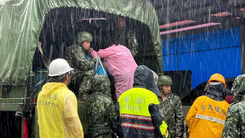 軍方全力協助居民預防性撤離。   圖：高雄市政府/提供