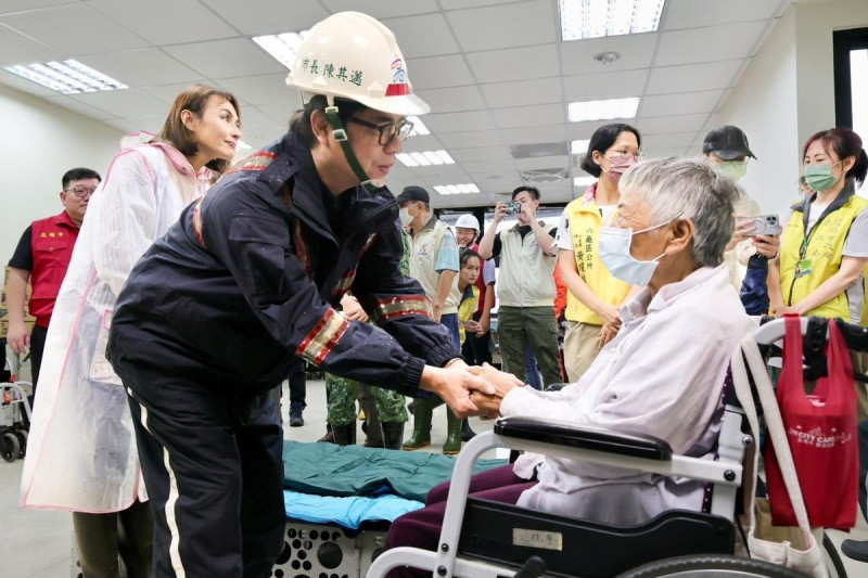 陳其邁(左二)關心山區居民預防性撤離情況。   圖：高雄市政府/提供