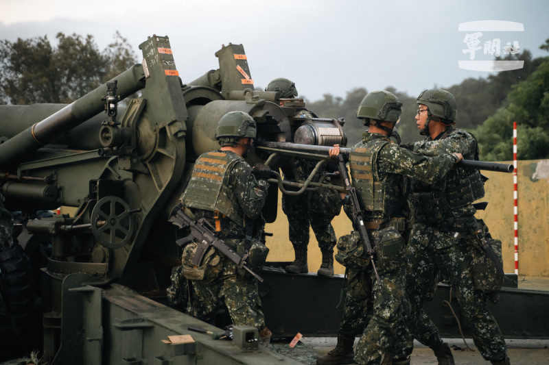 漢光演習，馬防部航道封鎖實彈射擊，砲班於彈藥發射後，迅速裝填彈藥。   圖 : 軍聞社/提供