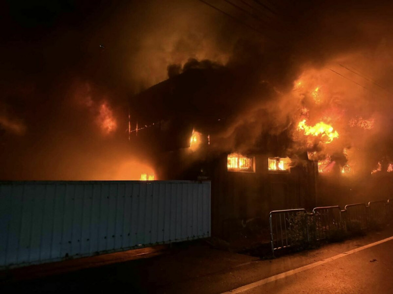 在凱米颱風的暴雨襲擊下，台中市神岡區溪頭路的一家工廠昨晚突然發生火災。   圖 : 翻攝自網友楊士緯臉書