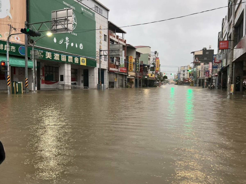 凱米颱風超大豪雨灌爆高雄，多地出現嚴重淹水災情，美濃出現大範圍淹水，水深最深更直逼一公尺。   圖：邱議瑩臉書