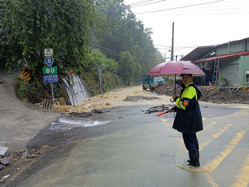 梨山園環旁黃泥水布滿道路，警方到場管制。   圖：和平警察分局/提供