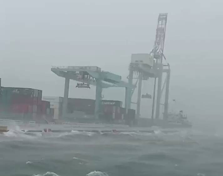 高雄港海水洶湧，水面幾乎與港邊道路齊平。   圖：孫家銘翻攝