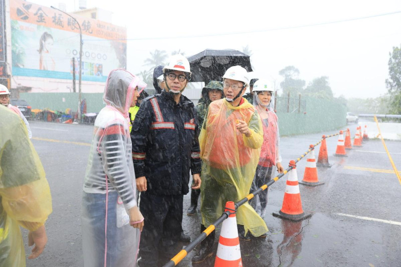 陳其邁(中)赴更美濃勘災。   圖：高雄市政府/提供