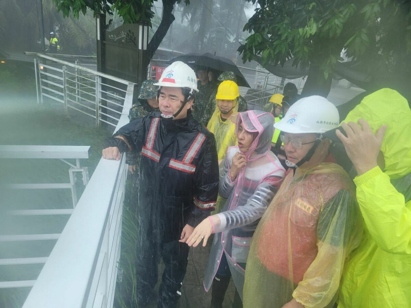 凱米颱風帶來強烈風雨，高雄市長陳其邁25日前往美濃勘察，了解當地受災情形。   圖：高雄市政府提供