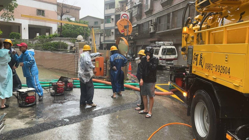 台電動用吸泥車及抽水機持續抽水。   圖：台電高雄區處/提供