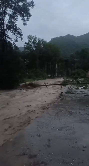 甘肅暴雨，多條道路被沖垮。   圖:翻攝自 沐楊 X