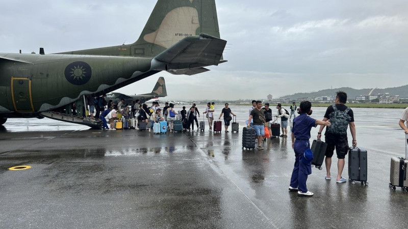 因凱米颱風影響離島、東部等旅客疏運需求，4架軍機支援旅客疏運。   圖：交通部民用航空局／提供