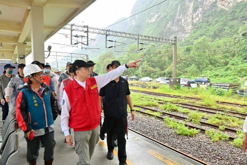 行政院長卓榮泰27日視察台鐵和仁至崇德間路段災損情形   圖：行政院提供