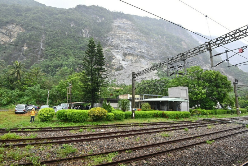 行政院長卓榮泰27日視察台鐵和仁至崇德間路段災損情形   圖：行政院提供