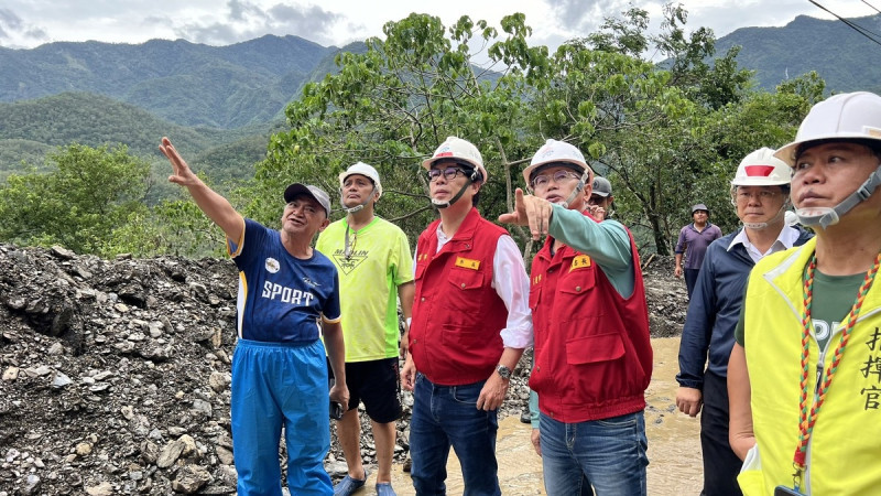 高雄市長陳其邁與高雄市府團隊今( 27 日)前往受災的茂林區高 132 縣視察，確認當地受災道路搶通的進度。   圖：翻攝自陳其邁 Facebook