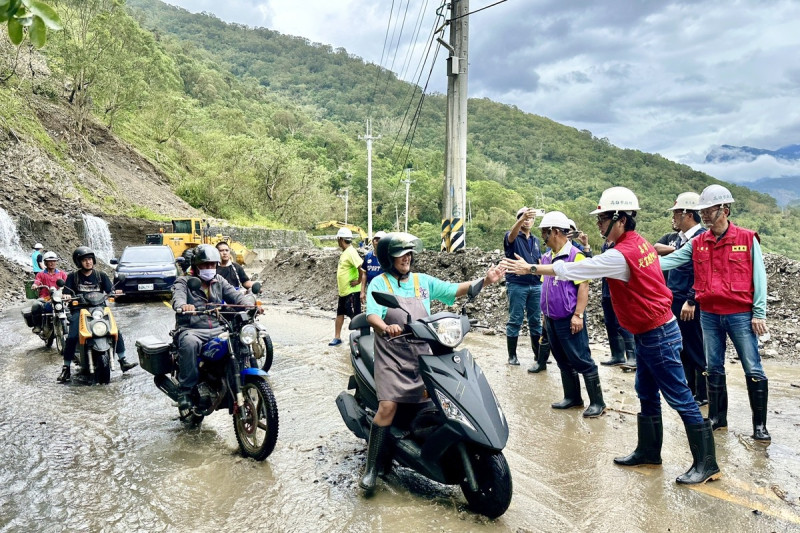 在部分路段搶通後，恢復通行的居民開心的與陳其邁擊掌。   圖：翻攝自 陳其邁 Facebook