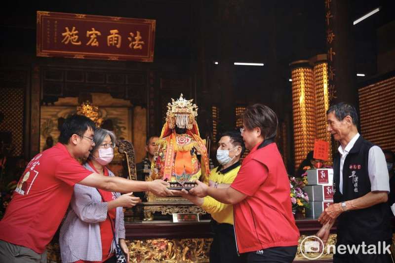 寶光宮人員至祖廟樂成宮迎媽祖，起駕北上。   圖：唐復年/攝