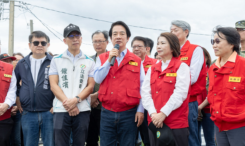 總統賴清德27日赴屏東勘災慰問災民，縣長周春米、立委莊瑞雄、鍾佳濱、徐富癸隨行。   圖：總統府提供