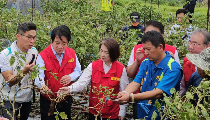 賴清德(左二)在周春米(左三)陪同下勘查屏東農損情形。   圖：屏東縣政府/提供