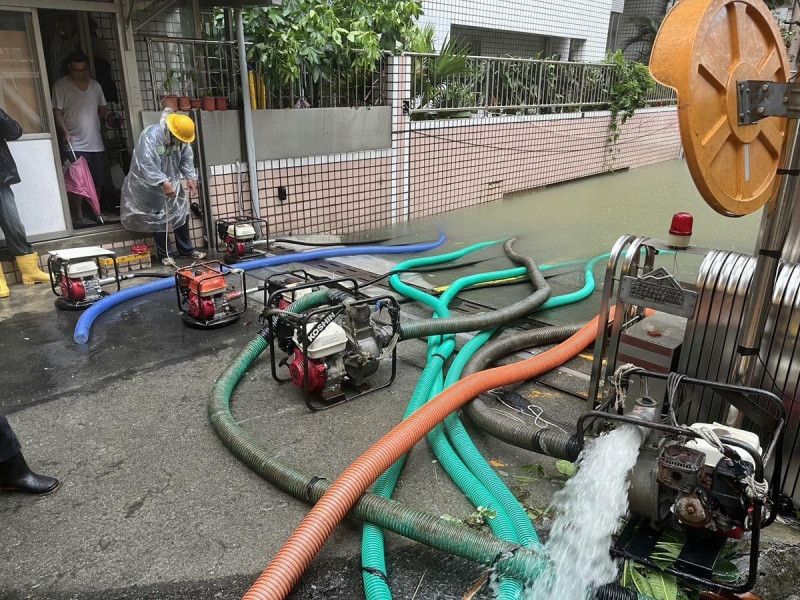 台電鎮、國軍與高雄市政府通力合作，完成全市大樓地下室抽水及復電。   圖：台電高雄區處/提供