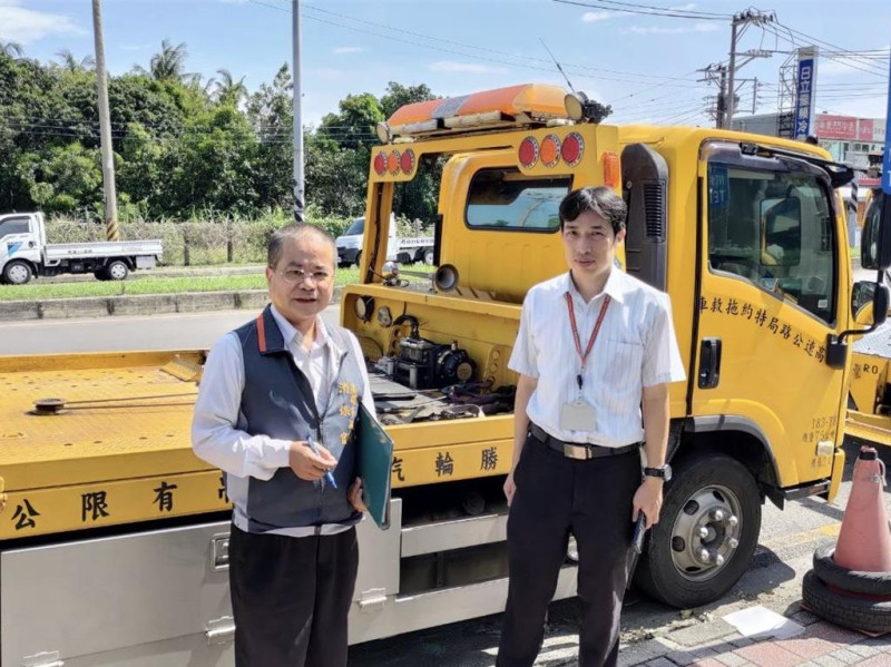 凱米颱風造成多輛車泡水，因拖吊費遭哄抬，高市消保官今主動出擊查核。   圖：高市府／提供