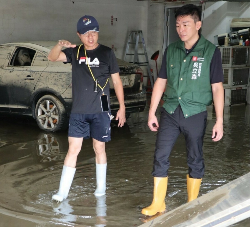 吳立森(右)視察權管學校災損情形。   圖：高雄市教育局/提供