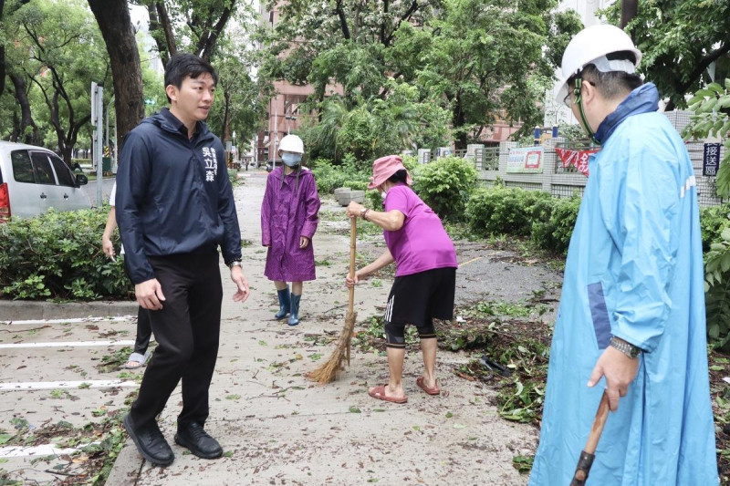 吳立森(左一)慰問學校人員整理校園的辛勞。   圖：高雄市教育局/提供