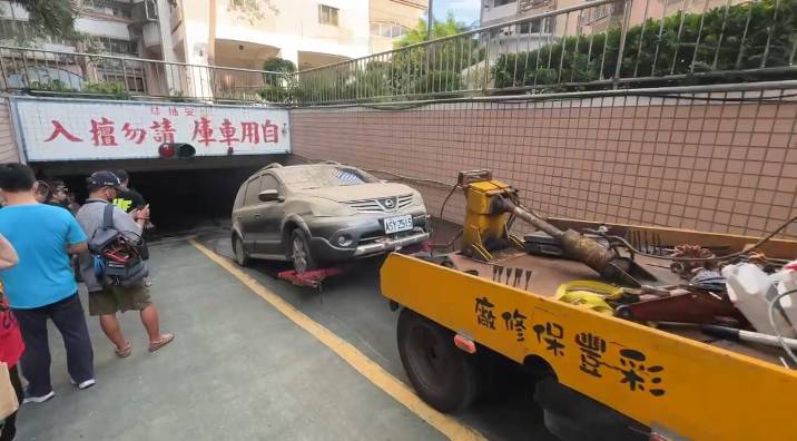 地下室泡水車，高市府補助拖吊費用一半，每輛最高5000元。   圖：孫家銘翻攝