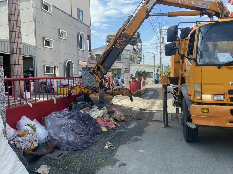 凱米颱風過境，台南市不少地區災情嚴重，當地民眾亟需人力協助清理家園，台灣基督長老教會鹽水教會組織「青鳥清潔義工團」伸援手。   圖：翻攝自黃偉哲臉書