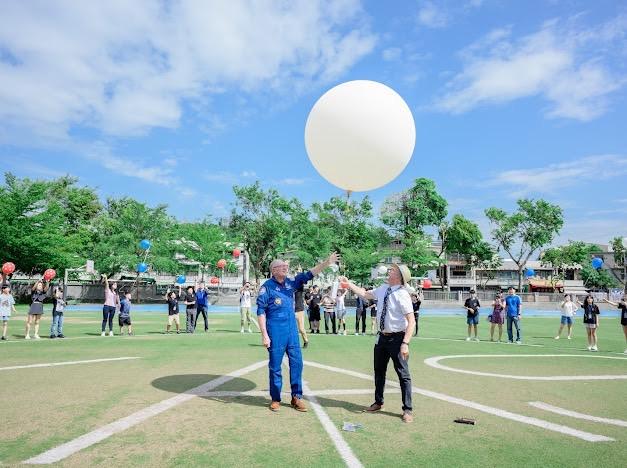 在全體見證下施放攜帶氣象資料偵測裝備的探空氣球。   圖：高雄市教育局/提供