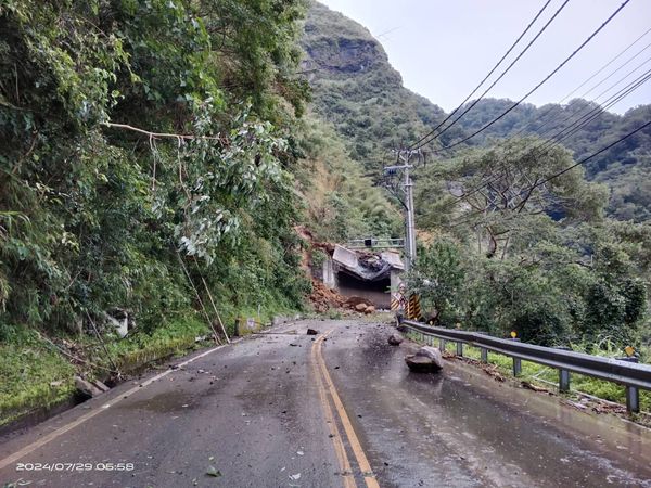 今(29)日台18線阿里山公路70.2公里處明隧道又因落石坍方、隧道塌陷，目前雙向無法通行。   圖：翻攝自阿里山國家公園臉書