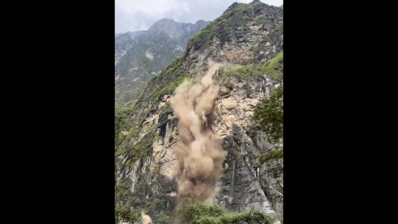 雲南省的虎跳峽風景區因連日大雨，日前驚傳塌方事故，有目擊者稱事故發生時，有遊客在塌方地點正下方打卡拍照。   圖：擷取自 @LUOXIANGZY X 分享影片