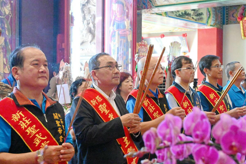 侯友宜赴新莊聖武堂參拜為台灣祈福，希望風調雨順、國泰民安。   圖：新北市政府／提供