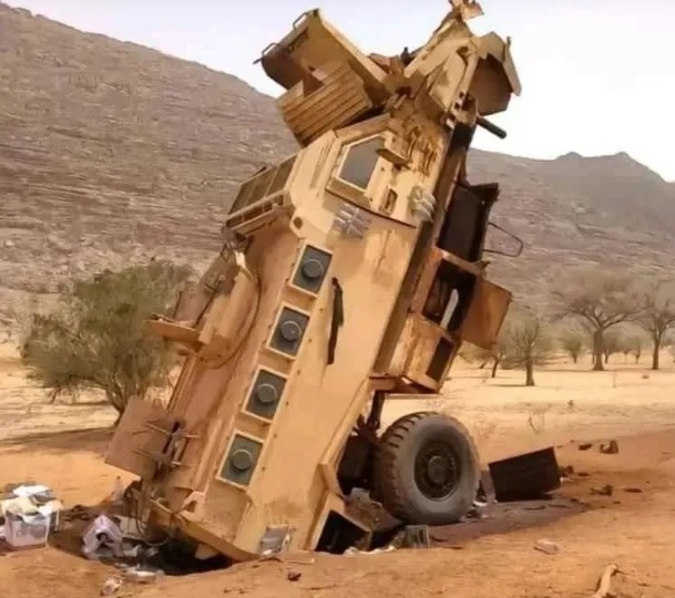  在遭遇叛軍伏擊後，馬利政府軍的裝甲車被嚴重破壞。 圖：翻攝自 勝研集 