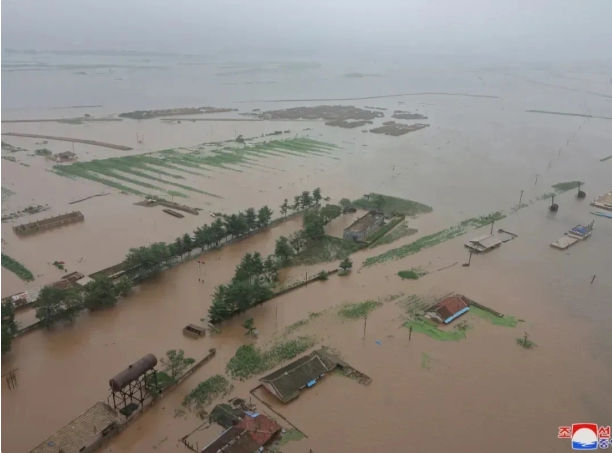  27 日，北韓暴雨導致鴨綠江水位上漲，平安北道新義州市和義州郡一帶的 5,000 多名居民遇險受困 圖 : 翻攝自朝中社（資料照）。