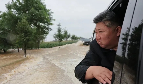  北韓領導人金正恩於 28 日前往位於朝鮮北部邊境的鴨綠江一帶洪澇災害現場視察。 圖 : 翻攝自朝中社 