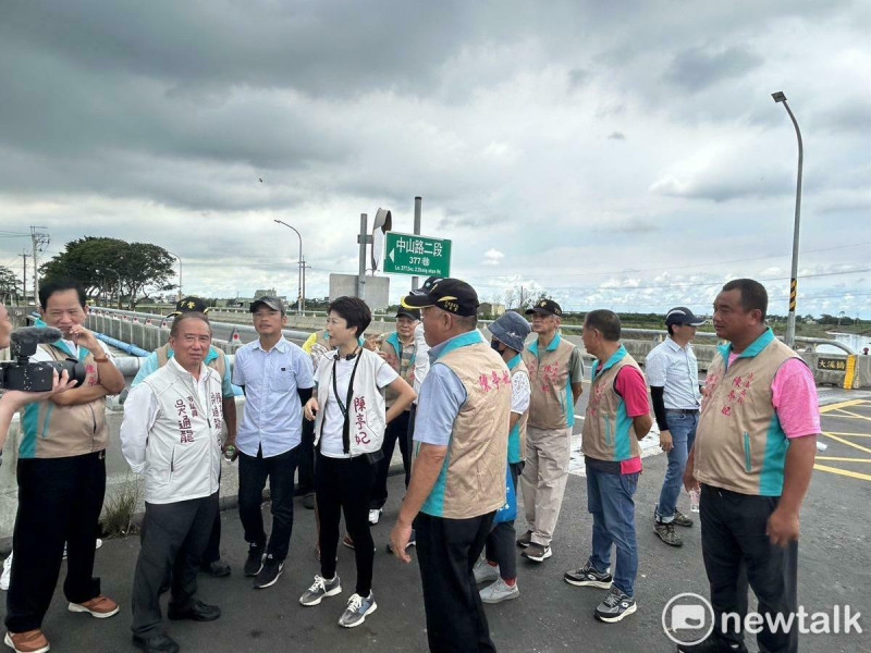 委陳亭妃連日來深入地方瞭解致災原因，今日再邀集水利署第六河川分署長謝明昌、南市水利局展開第二波會勘，針對如何加強提防功能？如何增加抽水站設置？如何調度臨時抽水機等問題來進行檢討，與第一線的里長、民眾實地瞭解引發淹水災情的原因。   圖：陳亭妃服務處提供