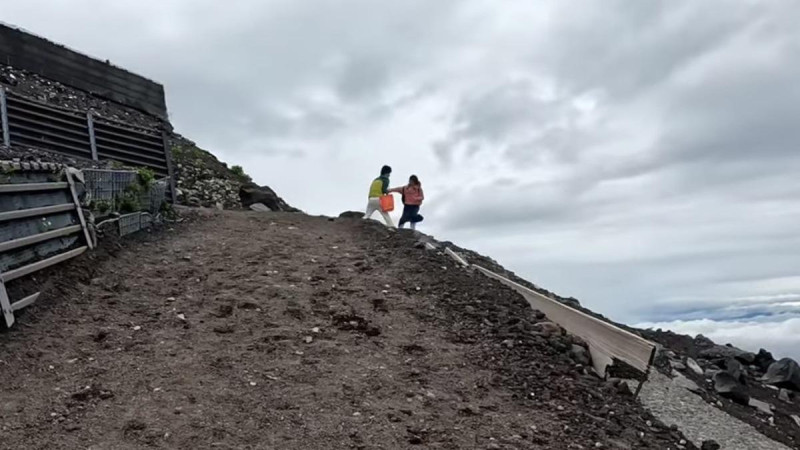 中國母子在富士山扭打在一起。   圖片翻攝：DuckHugh YOUTUBE頻道