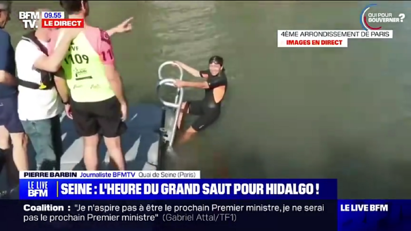 巴黎市長安妮·伊達爾戈（Anne Hidalgo）等人曾於 7 月 17 日在塞納河游泳，以展示塞納河水質的改善。   圖 : 翻攝自法國電視台畫面