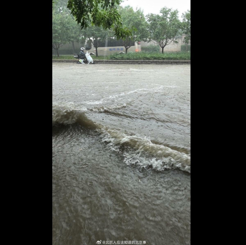  近日北京降下豪雨，多地傳出淹水災情。部分北京居民調侃，稱北京現在已經可以「看海」了。 圖：翻攝自 北京人應該知道的北京事 微博帳號 