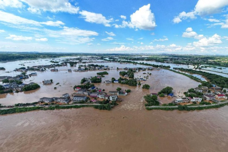 湖南省湘潭縣河口鎮的涓河河道發爭決堤，水淹進了民眾生活的區域內。   圖：翻攝自 @rexllC24yV75130 X 帳號