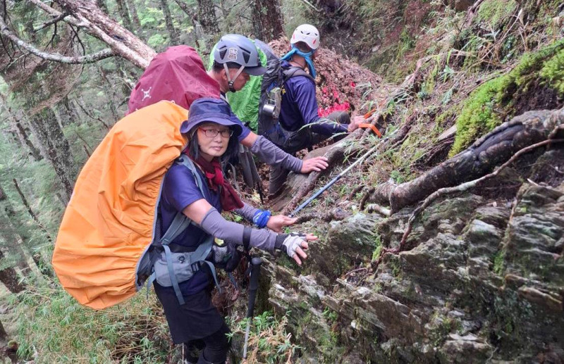 高市消防人員突破受阻路段入山搜救。   圖：高雄市消防局/提供