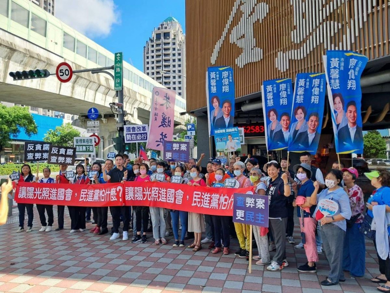 國民黨在台中市街頭宣講「讓陽光照進國會，民進黨怕什麼？」。   圖：國民黨台中市黨部/提供