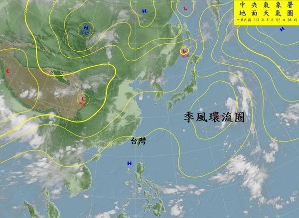 今(2)日前中央氣象局長鄭明典曬出大東亞天氣圖及全球地面氣壓距平圖表示，「太平洋高壓消失了」。   圖：翻攝自鄭明典臉書