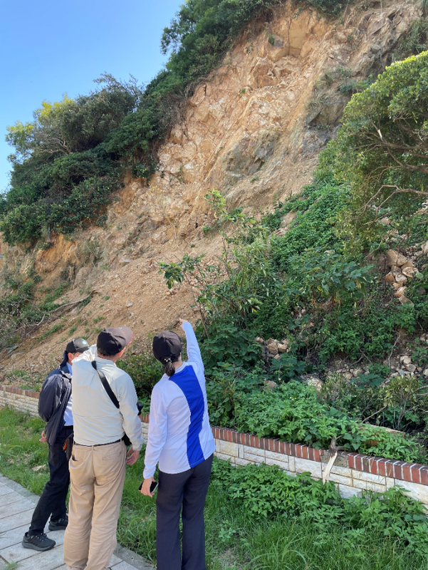 工程會人員今（2）日在連江縣政府的陪同下赴珠山電廠上方濱海大道邊坡災損現勘。   圖：工程會提供