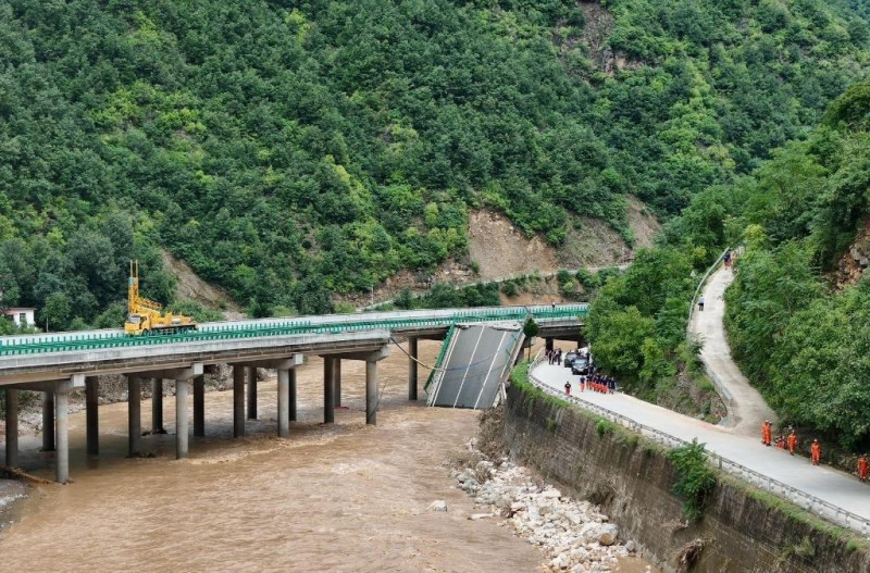 7 月 19 日 20 時 40 分許，陜西丹寧高速水陽段公路橋樑因突發山洪發生局部單側垮塌。   圖：翻攝自新華社