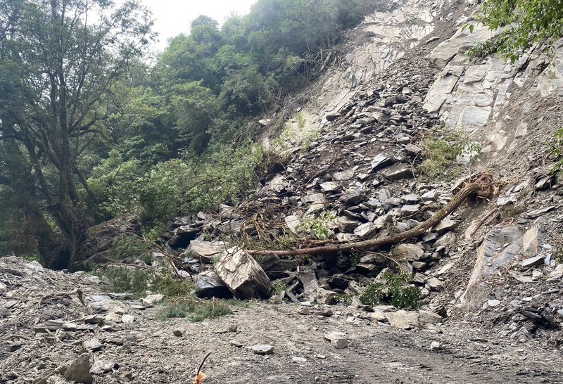 雪霸國家公園管理處表示，觀霧地區大鹿林道東線5.2公里處昨天發生大規模坍方，道路中斷，車輛無法通行。   圖 : 翻攝自雪霸國家公園管理處