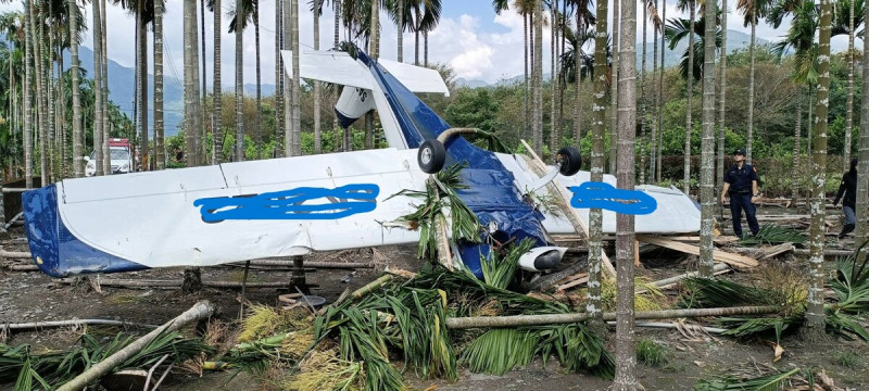 屏東高樹鄉今天下午2時許發生一起輕航機意外，機上教練與乘客在迫降檳榔園後自行脫困。   圖 : 民眾/提供