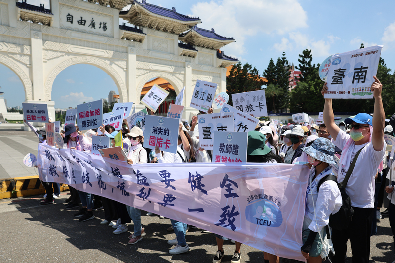 全國幼教產業工會今天號召超過1000名公幼教保員走上街頭，爭取無歧視的工作環境。   圖 : 中央社/提供