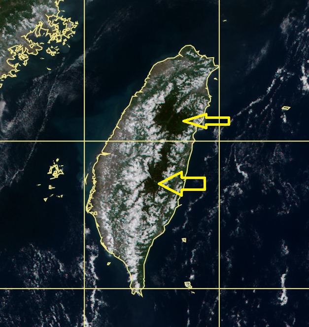 前中央氣象局長鄭明典並於臉書貼出雲圖表示，北部雪山山脈以北雲量較南邊少，表示北邊大氣比較穩定，所以大台北地區今天還是會很熱。   圖：翻攝自鄭明典臉書