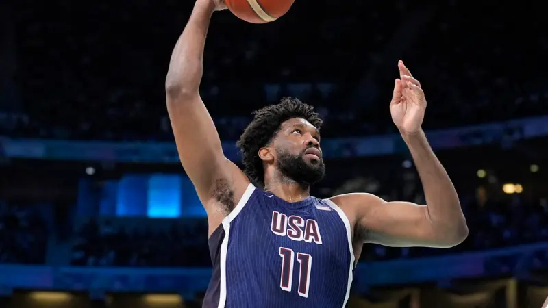 ▲美國男籃陣中明星中鋒Joel Embiid，一拿到球時就屢屢受到現場觀眾噓聲，原因不外乎是因為他最終「背棄」法國，選擇代表美國出戰，稍早Embiid也談到為何做出這樣的抉擇。（圖／美聯社／達志影像）   