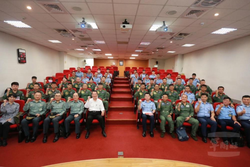 國防部長顧立雄今赴屏東，肯定空軍六聯隊官兵，執行疏運任務的表現。   圖：軍聞社提供。